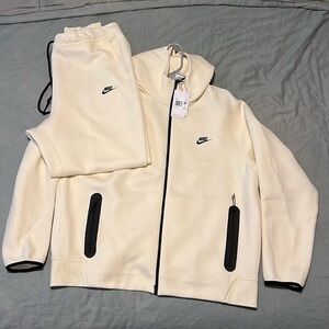 Nike Tech Fleece Set 2X-Tall Coconut Milk/Black FB7921–113